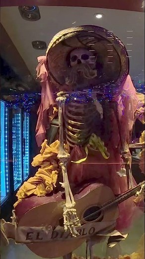 Friendly couple at Diablo`s Cantina Luxor | Las Vegas Strip