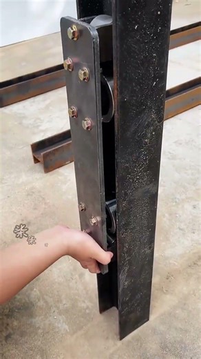 A simple mini overhead crane, not complicated at all; you can build one yourself.