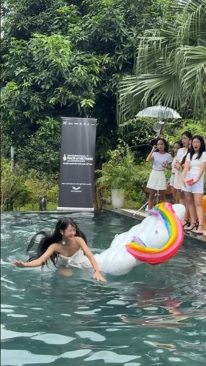 Lê Vi takes on the 2-Minute Pool Float Posing Challenge