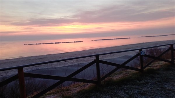 Quanti di voi vorrebbero svegliarsi domattina sulle nostre piazzole Monte Bianco e vedere l' alba ? | Camping Ancora e Area Sosta Camper Comacchio