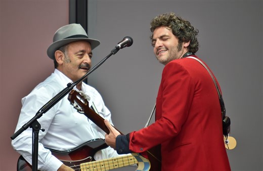 Matthieu Chedid et son père Louis réunis : ce  mini-concert surprise donné dans un Ehpad - Elle