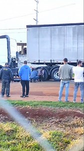 1.5M views · 15K reactions | DESENTENDIMENTO EM FILA DE CAMINHÕES NO PARANÁ ACABA COM DOIS MORTO EM PONTA GROSSA | Portal Boletim | Facebook