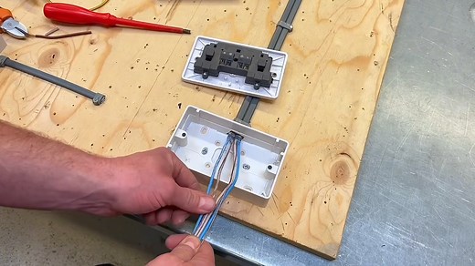 7 Tips You Need to Follow when Connecting Sockets In this video I demonstrate to learners 7 tips for terminating sockets during the second fix (connect up or wire up). The technique works for wiring up both double and single sockets to BS1363. Videos are training aids for City and Guilds (C and G) and EAL courses Level 1, 2, 3 plus AM2 and AM2s. EAL Awards City & Guilds #apprentice #electrical #Electricaltrainingvideos #electricaltraining #bs7671 #cable #electrician #electricians #Apprenticeship