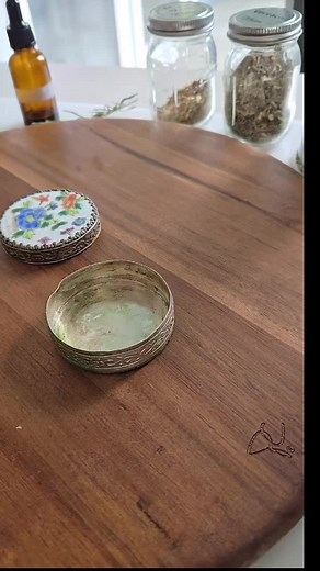 reuploading to give due credit to @Riot Addams , this is my fave way to dress a candle now