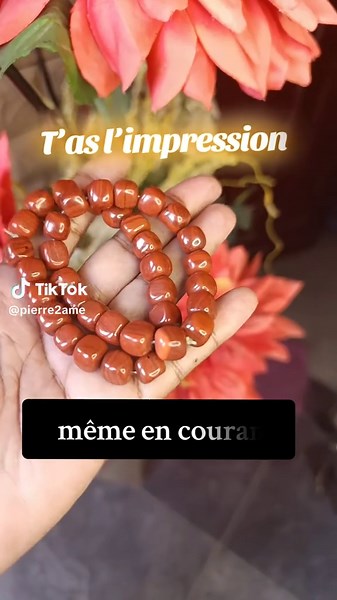 Le jaspe rouge est une pierre puissante d’ancrage, d’énergie vitale et de stabilité. Voici ses principales propriétés : 1. Énergie et motivation Redonne du dynamisme en cas de fatigue ou de baisse de motivation. Stimule la force physique, le courage et la persévérance. 2. Ancrage et stabilité Favorise l’enracinement, idéal pour les personnes « dans leur tête » ou anxieuses. Aide à rester connecté au moment présent et à la réalité. 3. Confiance et affirmation de soi Renforce l’estime de soi, la d