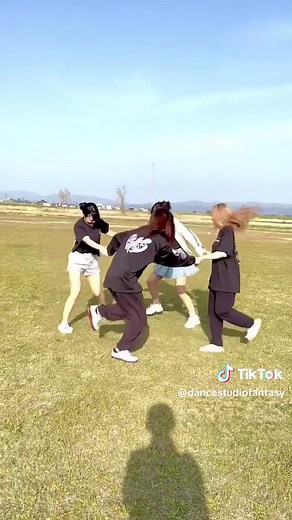 懐かしのフォークダンス！マイムマイムと共に過ごす