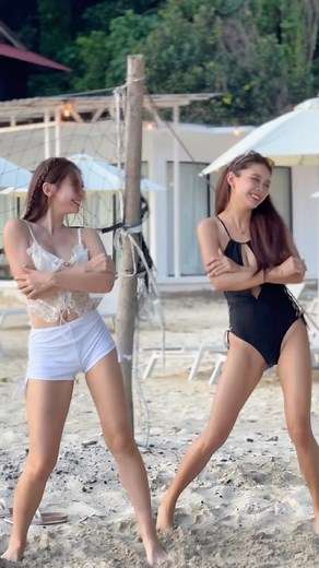 PeiSy Lim on Instagram: "Sorry 我们是来搞笑的 我真的认真不了 我一直在笑藍 #黄金二哈"