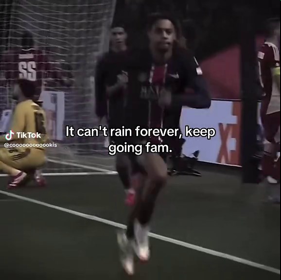 Coookis (@coooooooooookis)’s video of girl with white shirt in rain