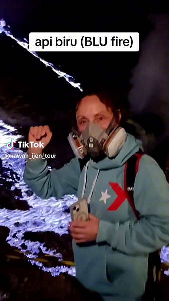 ini adalah api biru di kawah Ijen yang sangat ini lagi trend #ijenbluefiretour #ijenvideo #eastjavatrip #eastjavatourism #javatravel #ijentoday #guideijen #ijentour
