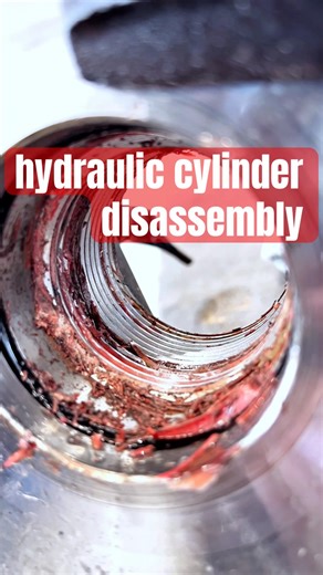 Hydraulikzylinder zerlegen 🔧 locked in #hydraulics #mechaniclife #reparatur #threadlocker #shorts