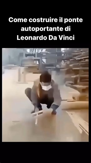 Tra le innumerevoli invenzioni di Leonardo da Vinci, il ponte autoportante spicca per la sua ingegnosa semplicità e funzionalità. Ideato per essere facilmente assemblabile e trasportabile, questa struttura modulare non necessitava di chiodi o leganti, basandosi unicamente sulla pressione e l’interblocco delle sue parti per garantire stabilità e resistenza. Il genio di tale design risiede nella sua capacità di auto-sostenersi: le forze esercitate dal proprio peso si traducono in una pressione che