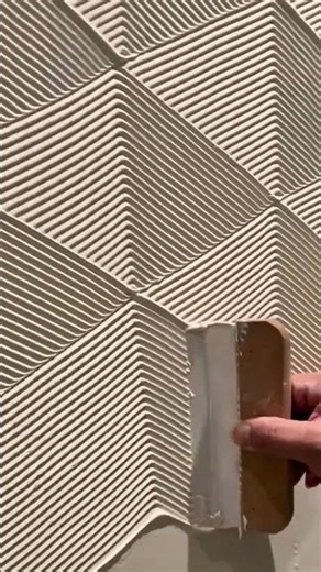 creating geometric textures on the wall surface using notched trowel to achieve very neat results