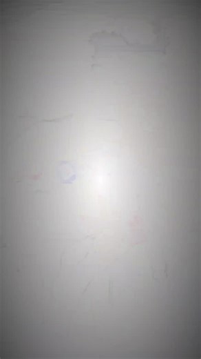 Premanand Maharaj on Instagram: "1997年に公開された映画『タイタニック』は、ジャックとローズの運命に結びついた愛の物語を通して、巨大な悲劇の中にあっても感情がいかに深く人の心に影響を与えるかを描いています。壮大な映像美以上に登場人物の感情に焦点を当てるジェームズ・キャメロン監督の演出は、今改めて観ても、不思議なほど心を打ちます。この映画が記憶に残っているのは、船が沈む衝撃的な場面だけでなく、二人が言葉を交わさず静かに見つめ合っていた瞬間の数々です。 その感情を完璧に補完しているのが、セリーヌ・ディオンの楽曲「My Heart Will Go On」です。初めて聴いたときは穏やかに感じられますが、次第に心が自然と満たされていきます。特に終盤に向かって高まっていく歌声は、映画の中でのジャックとローズの最後の場面と重なり、気持ちを重くさせます。多くの人が「この曲が流れると、あの場面が自然と目に浮かぶ」と語るのは、まさにこの楽曲と映画がどれほど自然に、そして強く結びついているかを示しています。1998年のアカデミー賞で主題歌賞を含む数々の賞を受賞したのも、単