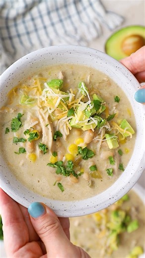 White Chicken Chili - a creamy, hearty soup that’s perfect to pair with a toppings bar featuring cheese, chopped cilantro, diced avocado, and tortilla chips! | Feel Good Foodie