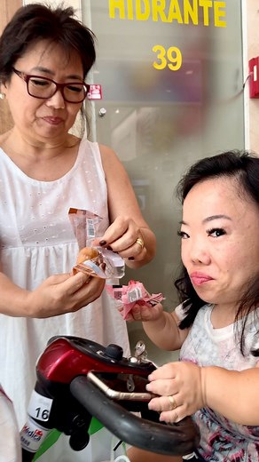 356K views · 8.3K reactions | Sorvete de MOTI direto no corredor do shopping! Confesso pra você, gostei… mas não muito!!! #superreels #paulinhogigante | Paulinho Gigante e Katy | Facebook