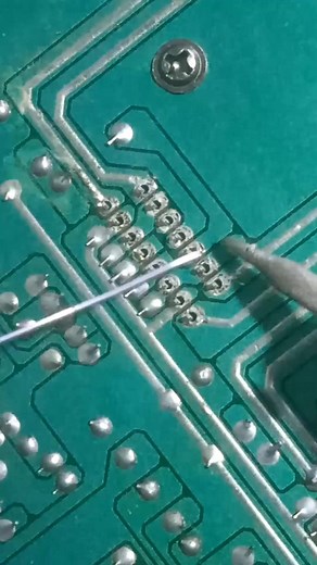 12K views · 111 reactions | Cross mode soldering technique. Reduces IC heat #service #electronics #tips #LedTV #soldering #eprom #reseiver #parabola #technology #trik #datasheet #repair #reels | Andi Distorsing | Facebook