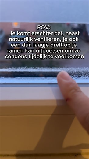 Duurzaam In Huis on Instagram: "CONDENS AAN DE BINNENKANT VAN JE RAMEN? 💦 Dit kan tijdelijk helpen 🪟💧 Een snelle “noodoplossing” is een dun laagje Dreft op de ruit. Niet ideaal als structurele oplossing, maar het kan je zicht tijdelijk verbeteren. Hoe ontstaat condens eigenlijk? 1) Condens aan de binnenkant (binnenzijde ruit) 🏠 • Meestal: te veel vocht binnen (douchen, koken, drogen van was, veel mensen) + koude ruit. • Signaal: ventilatie of vochtbalans kan beter (of er is een koudebrug). 2