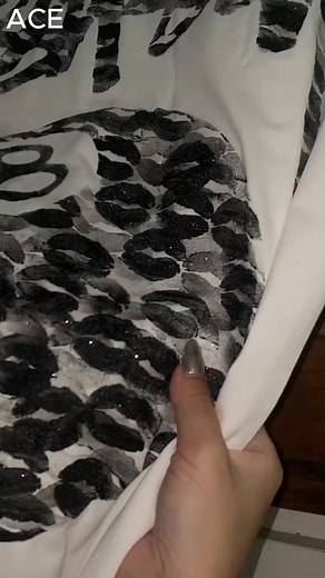 Áo Stussy 8 Ball: Nụ Hôn Kim Tuyến Thời Trang