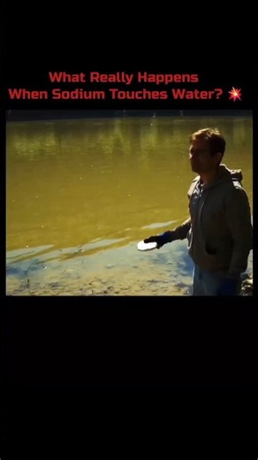 Real phenomena when sodium touches water #chemistry #chemicalreaction #sodium