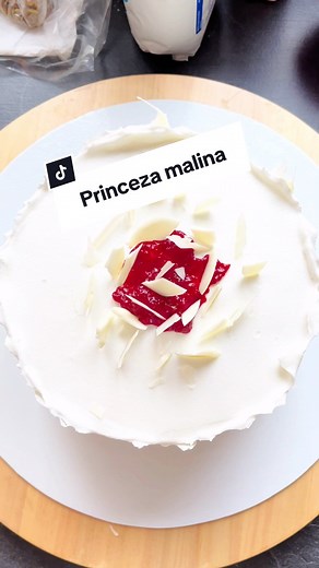 Savršena ravna torta od bele čokolade i malina