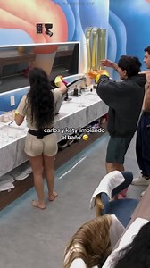 Carlos y Katy limpiando el baño: momentos cómicos y sorpresas