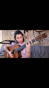 Alfonsina y el mar ( cover completo en mi canal de YouTube- link en mi perfil) Letra: Félix César Luna Música: Ariel Ramírez Zamba argentina 🇦🇷 Interpretada y popularizada por Mercedes Sosa 🌼 Les comparto un poema de Alfonsina Storni, poeta a la cual se le dedica esta bella canción 💛 ¿Qué diría? ¿Qué diría la gente, recortada y vacía, Si en un día fortuito, por ultrafantasía, Me tiñera el cabello de plateado y violeta, Usara peplo griego, cambiara la peineta Por cintillo de flores: miosotis 