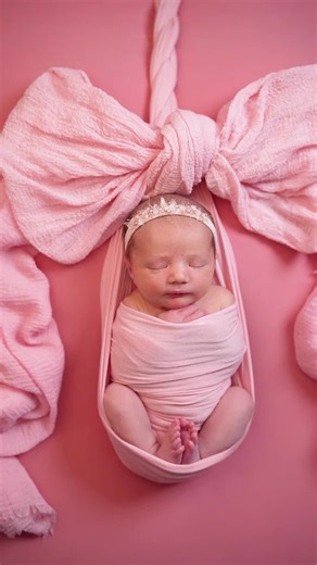 here's a tutorial on how I achieved this stork bow pose during this sweet baby's newborn session. this setup has been blowing up in the newborn photography community and I was so excited when my client asked me to do it! 🥰🩷🎀 #newbornphotographer #newborn #photography #stork #bow