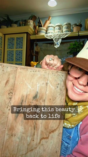 Bringing this old wood back to life brought joy to my soul. It only took 5 minutes of giving her some love & she’s beautiful again!! #wood #primitive #home #homedecor #kitchen @bigmaw&thecrumbsnatchers