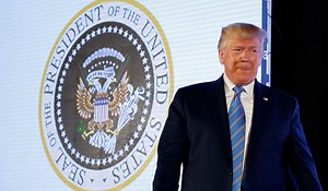 Fake presidential seal with eagle holding golf clubs displayed at Donald Trump appearance - Extra.ie