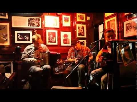 Live Irish Pub Music / Ireland Temple Bar / Amy Winehouse/ The Zutons Cover Valerie- HD Quality