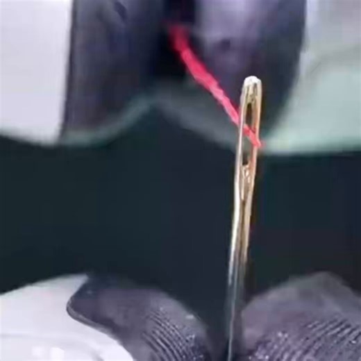 🇨🇳Threading a needle once was robotic legend. China's ROKAE’s AR arms just did it repeatedly on camera. ±1 mm force-controlled precision means sewing, electronics assembly, and micro-manufacturing are now humanoid-ready.