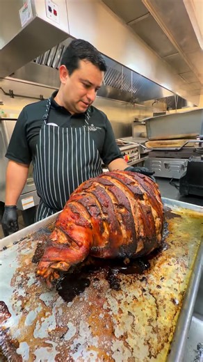 🍖 PERNIL DE CERDO JUGOSO Y LLENO DE SABOR. Una receta clásica ideal para compartir en familia. Ingredientes: ✔️ Pierna de cerdo entera ✔️ Cebolla, celery y zanahorias ✔️ Ajo ✔️ Sal y pimienta ✔️ Hojas de laurel ✔️ Tomillo ✔️ Especias al gusto ✔️ Caldo de pollo y vegetales ✔️ Vino blanco ✔️ Vino tinto Preparación: Sazona el pernil con sal, pimienta, ajo, tomillo y las especias de tu preferencia. Colócalo en una bandeja profunda junto a la cebolla, celery y zanahorias. Agrega las hojas de laurel,