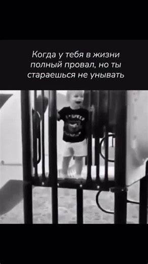 Я АЛЕВТИНА Эксперт по SMM | Стратегии роста on Instagram: "日本利用压电瓷砖将脚步转化为电能。这些瓷砖捕捉来自你脚步的动能。当你行走时，你的重量和动作会对瓷砖产生压力。瓷砖会轻微弯曲，从而产生机械应力。瓷砖内部的压电材料将这种应力转化为电能。每一步都会产生少量电荷，而数百万步结合在一起就能产生足够的电力来驱动 LED 灯、数字显示屏和传感器。在像涩谷车站这样繁忙的地方，每天大约有 240 万个脚步经过，这些行走产生的能量可以被储存或立即使用，从而减少对传统电力来源的依赖，并支持可持续的城市基础设施。这种方法将日常运动转化为实用的可再生能源 #日本 #知识 #事实 #你知道吗 #推荐 科技 创新 历史 技术 实验 热门"