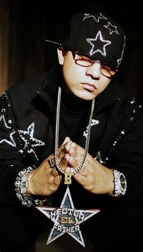 Hace 17 años que Héctor El Father dejó el Reggaeton, pero su legado sigue más vivo que nunca! Desde su impacto en discos icónicos como The Last Don hasta su influencia en el sonido del reggaeton, Héctor se convirtió en leyenda, tanto en dúo como en solitario. Además, tenía una visión increíble y fue clave en el descubrimiento de artistas como Don Omar y Yomo. 🙌 Aunque han pasado los años, los fans nunca olvidan su música, la imitan, la mencionan, pero nadie lo iguala. ¡Héctor siempre será una i