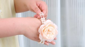 Hicarer 48 Pieces Corsage Wristlet Bracelet Wrist Corsage Prom Elastic Pearl Bands Wedding Corsages Pearl Bracelet Wedding Wristlets DIY Wrist Corsages Accessories for Bridesmaid Bridal Shower Party