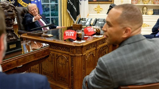 Donald Trump humilla a negociadores demócratas por el cierre de su administración y tira de IA para lanzar falsos montajes