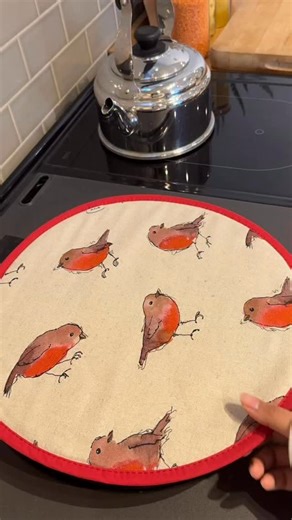 Designed for everyday practicality and lasting style, AGA Chef’s Pads protect your hotplates while adding warmth and character to your cooker. ✨ Crafted with care, they’re soft, durable and beautifully made — the perfect blend of function and design. Whether you prefer classic tones or playful prints, each pair is made to complement your AGA and elevate your kitchen space. 😊 Click the link in our bio to explore the full collection. #AGACookers #AGATextiles #AGAStyle #AGAKitchen #KitchenInspirat