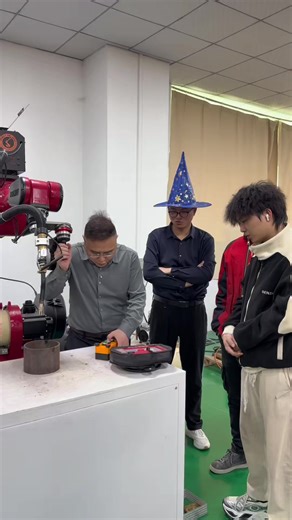 Automated Industrial Robots: Six-Axis Technology in Factories