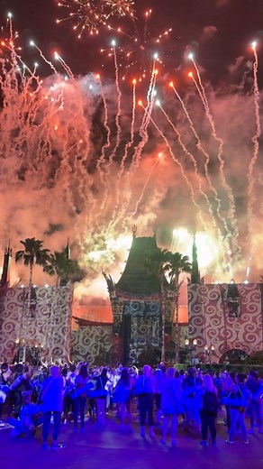 Finding our inner hero! 💪✨ It was a morning of stretching our body, mind, and imagination as we kicked off the 2025 #runDisney Springtime Surprise Weekend with early morning yoga at Disney’s Hollywood Studios. #SpringtimeSurprise | runDisney