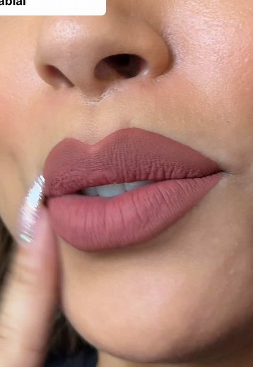 Labial Crystal Nude de Cyzone: Tu nuevo favorito