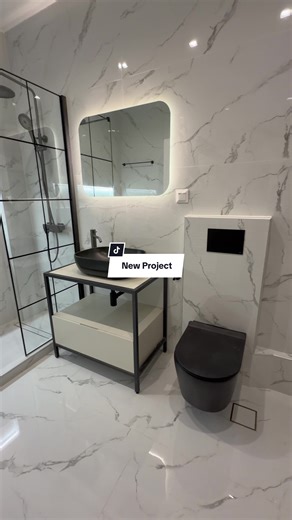 Νέα ανακαίνιση μπάνιου Ζωγράφου ✨ ✔ Ασπρόμαυρο, διαχρονικό αποτέλεσμα ✔ Λευκά πλακάκια με όψη μαρμάρου ✔ Μαύρα αξεσουάρ ✔ Μαύρες μπαταρίες νιπτήρα & λουτρού ✔ Μαύρος επικάθημενος νιπτήρας ✔ Κρυφός LED φωτισμός στο ράφι του μπάνιου ✔ Μαύρη κρεμαστή λεκάνη με εντοιχισμένο καζανάκι ✔ LED καθρέπτης με κρυφό φωτισμό ✔ Σταθερό κρύσταλλο στη ντουζιέρα Θες να δημιουργήσουμε μαζί ένα μπάνιο που ξεχωρίζει; Έλα στον εκθεσιακό χώρο μας ή επικοινώνησε μαζί μας για ραντεβού. 📍 Λεωφ. Πρωτόπαπα 17, Ηλιούπολη |