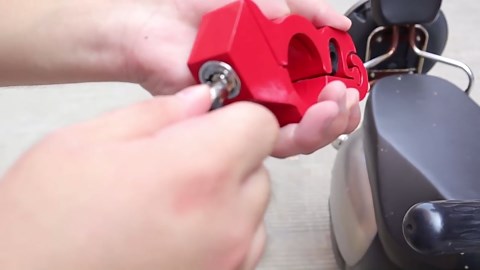 Aluminum Alloy Motorcycle Handlebar Lock, Anti-Theft, Tamper-Proof, Universal Fit for Motorcycles, Scooters, ATVs