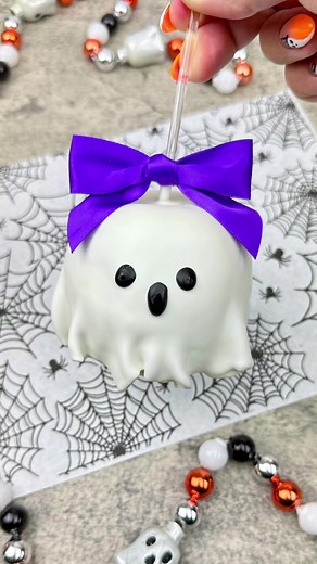 1.3M views · 20K reactions | Un-boo-lievably cute chocolate caramel apple ghosts. This was my first time making caramel apples and it was so easy with these wrappables. Using Stover & Companyeleven o one deluxe melting wafers #caramelapples #chocolatecoveredapples #spookyseason2023 #spookyszn #Halloween #halloweentreats #halloweenparty #halloweenpartyideas #halloweeninspiration #halloweeninspo #spookytreats | beautyanddasweetz | Facebook