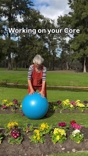 🌺 When you have a weak core, everything else has to work harder. Your back strains. Your posture collapses. Your balance becomes wobbly. 👍 You need a strong core to support your spine, help with balance and stability, and keep your posture upright and aligned. 👏 Your abdominal muscles are the quiet heroes of every move you make, from getting out of bed, to lifting groceries, to dancing in the kitchen. 🌻 I’m using a large exercise ball, which makes it more challenging by engaging the tiny sta