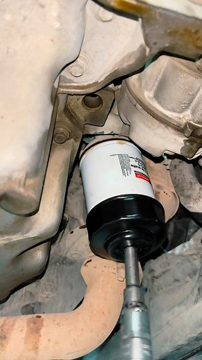 oil filter changing trick #mechanic #engine #oilchange #automobile #automotive #motivation #fbreelsfypシ゚ #fbreelsfypシ゚viralシ #fbreelsfypシ゚viralfbreelsfypシ゚viral | Mechanical Tips