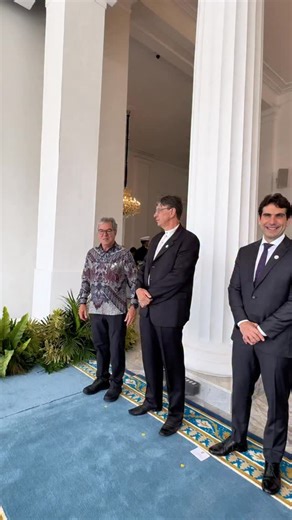 Chegamos a Jacarta, na Indonésia, em missão estratégica com o Presidente @lulaoficial ! 🇧🇷🇮🇩 Esta visita marca o aprofundamento da relação bilateral entre o Brasil e a Indonésia. Estamos aqui para ampliar parcerias em áreas essenciais: comércio, investimentos, energia e sustentabilidade. O MCTI tem um papel central em pautar o desenvolvimento sustentável, a bioenergia e a defesa, garantindo que a nossa cooperação bilateral se aprofunde em áreas-chave para o futuro dos dois países. | Luciana 