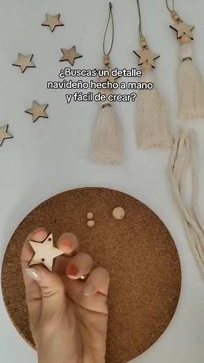 Adorno Navideño con Borla Macramé 🙌 Siga a @allmanualidades para más inspiraciones 🛑 Si quieres aprender este bello arte desde cero y realizar más de 30 piezas macramé junto a una experta y emprender desde casa 🏠 Ve al LINK de mi PERFIL para obtener información de nuestro Curso Online de Macramé #manualidades #manualidadescreativas #macrame #macrametutorial #macrameart #macramecommunity #diy #tejidoamano #nudosmacrame #mujeres | All Manualidades