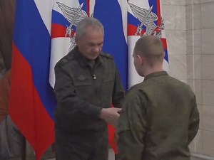 东方集团军的军人使摧毁的坦克重获新生，在T-80坦克及其改装的修理现场，即使在夜间，工作也在紧锣密鼓地进行。