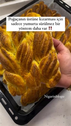Lezzet Bir on Instagram: "Selam Poğaçanın üstüne kızarması için sadece yumurta sürülmez bir yöntem daha var umarım sende beğenirsin.❣️ @nigarinblogu Poğaçaların güzelce kızarması için yapman gereken sadece 👇 Öncelikle bu Videomu beğenmeden geçme☺️🫶🏼 Nar gibi kızaran poğaçaların sırrı 1 yumurta sarısı 1 ymk erımıs soğumuş (yumuşak )tereyağı karıştırıp güzelce poğçalara sürmek ✅"
