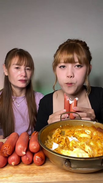 Mukbang Xúc Xích Và Mỳ Cay Phô Mai Ngon Miệng